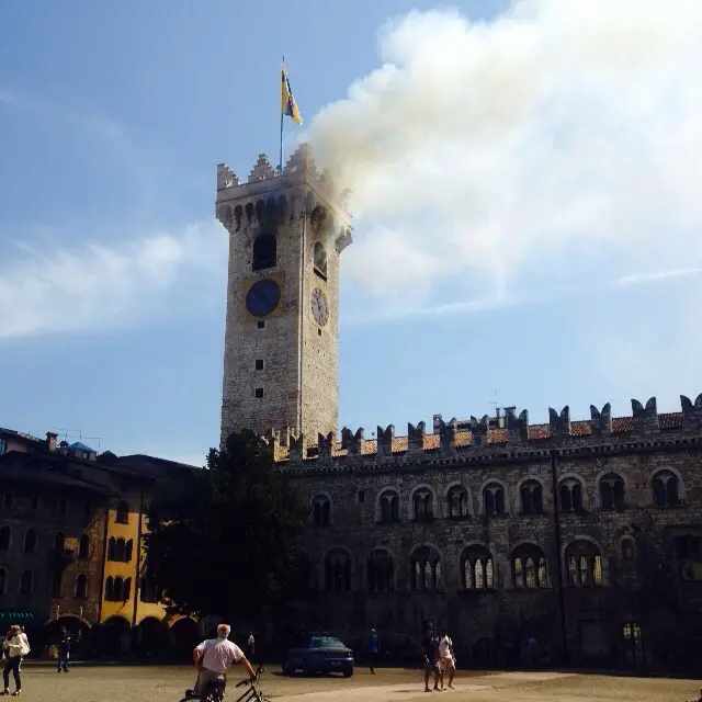 Allarme in piazza Duomo, incendio alla Torre Civica