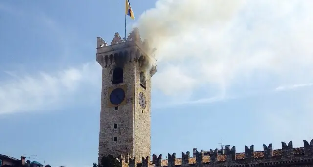 Allarme in piazza Duomo, incendio alla Torre Civica