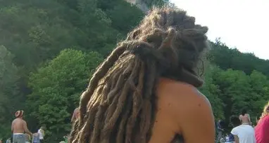 Droga, assolto perché “rasta”: «Può avere qualche dose in più»