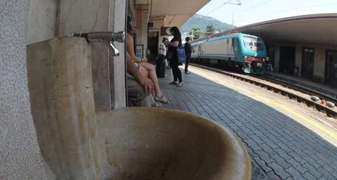 Un viaggio assetato tra mille fontane sempre senz’acqua