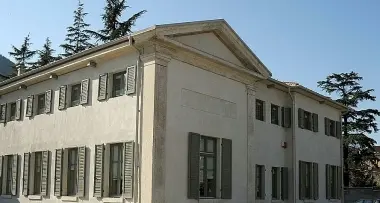 Trento, al cimitero ecco le lapidi di plexiglas