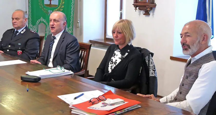 Dro, i profughi-vigile davanti alle scuole