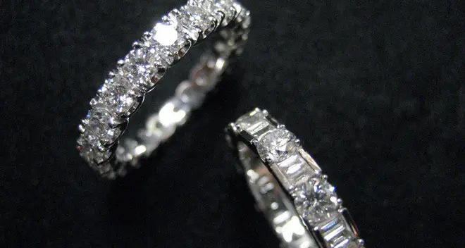 Ruba l’anello con diamanti: arrestato