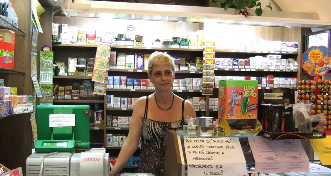 Laura, l’edicolante che «sfida» i rapinatori