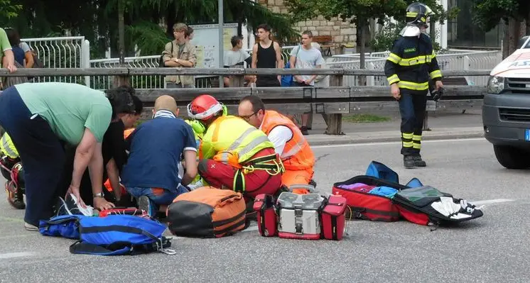 Scontro con il marito in bici, grave