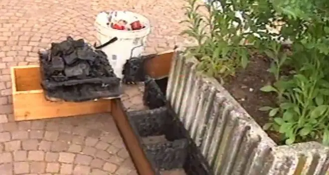 Troppe candele e nella chiesa va a fuoco la croce