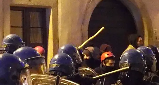 Tensione tra leghisti e anarchici al corteo per la legalità