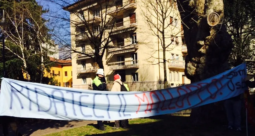 Vitalizi, iniziato il processo civile. Proteste all'esterno del tribunale
