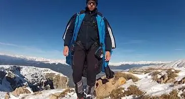 Si butta con la tuta alare dalle Dolomiti e filma il volo