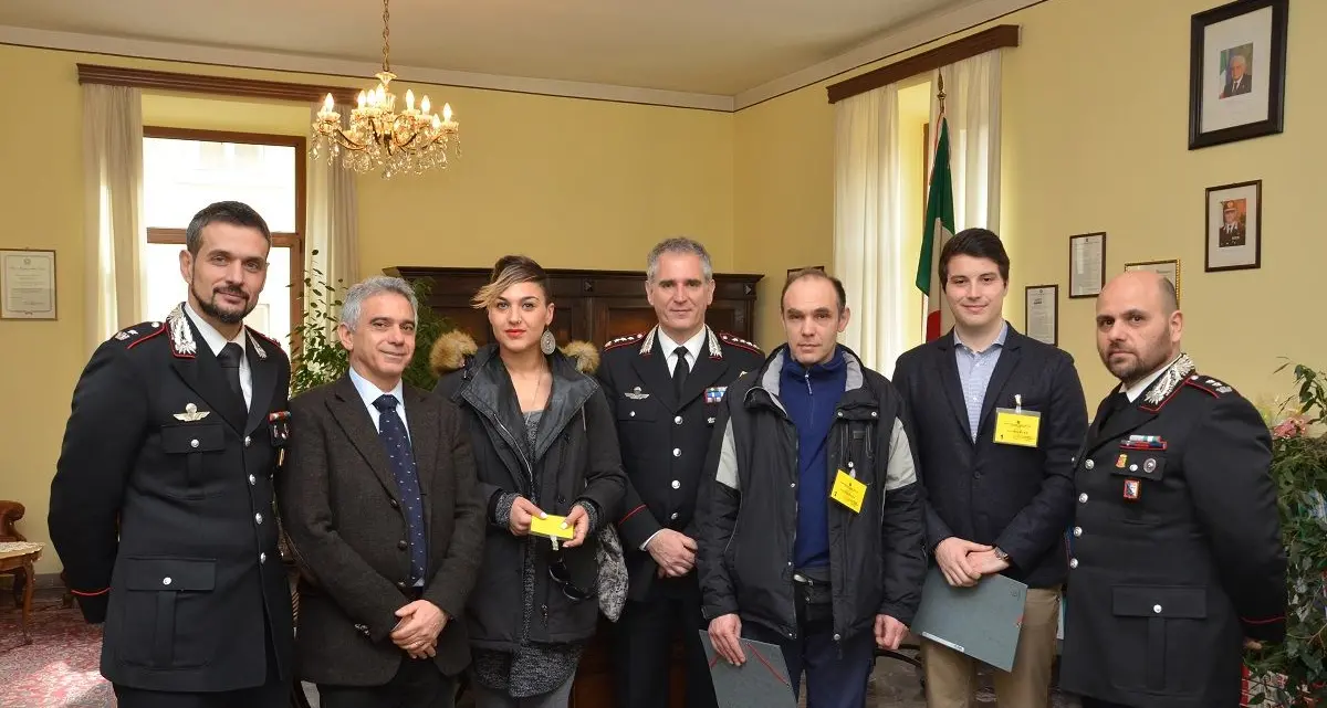 I cittadini che hanno impedito lo scippo dell'anziana ringraziati dai carabinieri