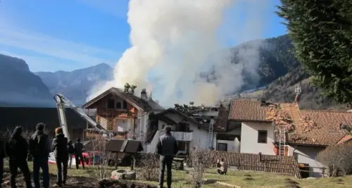 Brucia l'hotel Mondin in Primiero