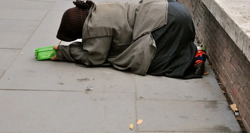 Controlli sui mendicanti, i vigili urbani multano cinque persone nella zona del Santa Chiara