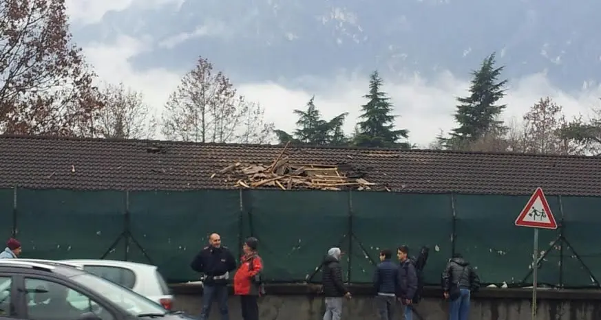 Violenta esplosione alla caserma Battisti