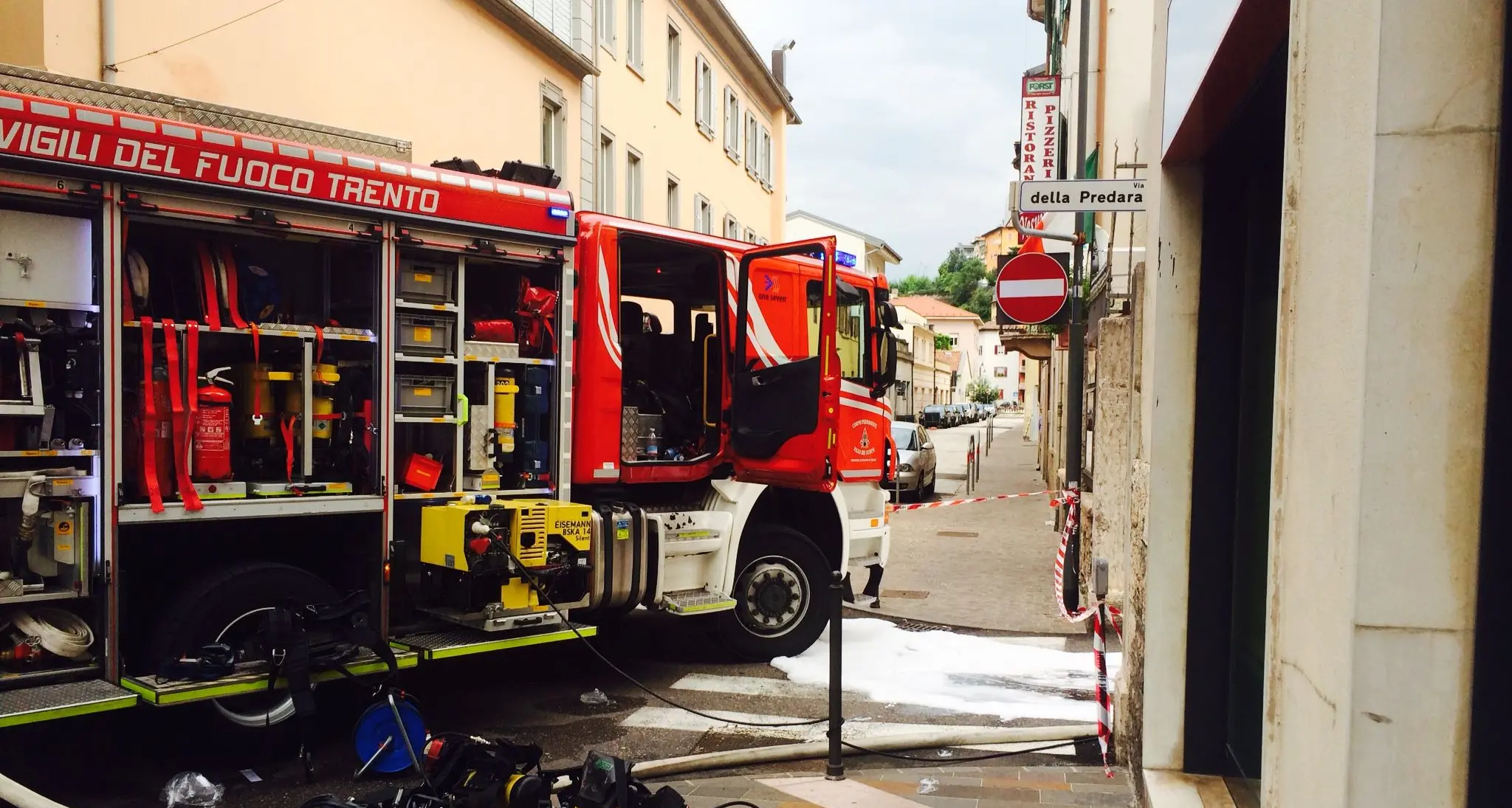 Incendio distrugge un appartamento in via della Predara
