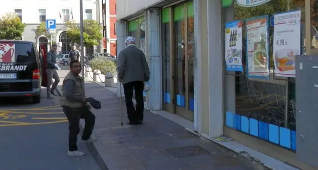 Via gli accattoni dalle porte dei negozi