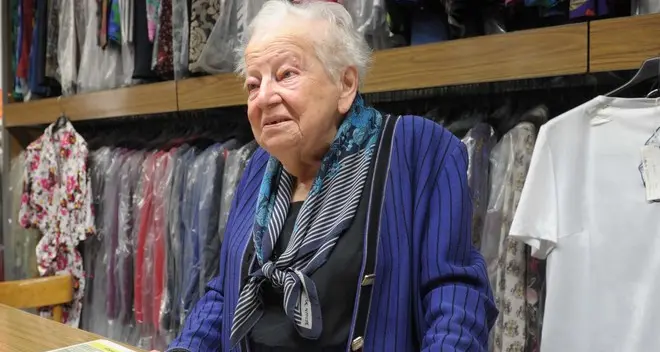 La signora della seta lascia il negozio a 93 anni compiuti