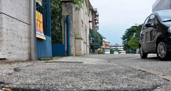 «Marciapiedi colabrodo basta pensare alle bici»