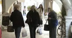 Trento invasa dai mendicanti: centinaia di multe, ma nessuno le paga