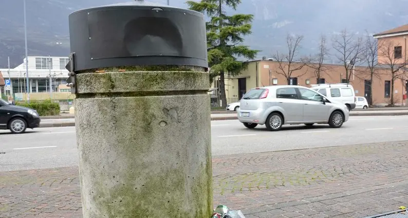 Troppi rifiuti a Rovereto, sigillati i cestini in strada