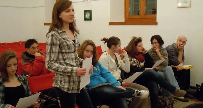 I ragazzi cancellano le scritte dalla scuola