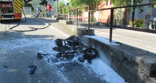 Dopo lo schianto il motorino prende fuoco