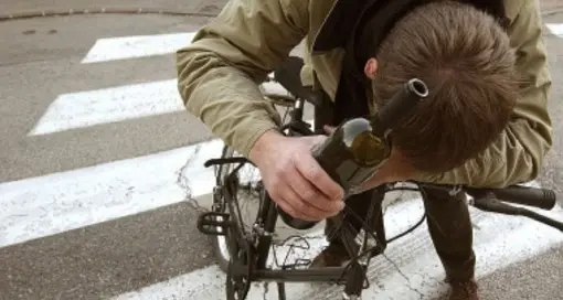 In bici sotto l’effetto di alcol e droga