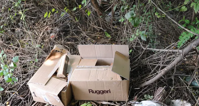 Nuova baraccopoli all’ex Sloi: sporcizia e case di cartone