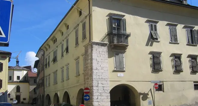 Niente più teatro tenda, i soldi a Palazzo Crivelli