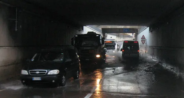 Sottopasso allagato, viabilità in tilt