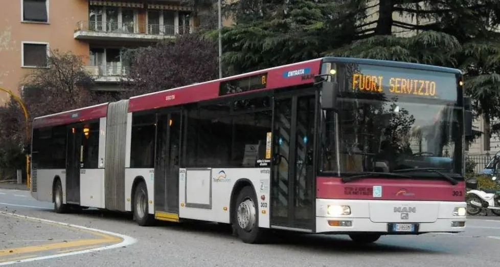 I due super bus per la neve troppo lunghi per le piste