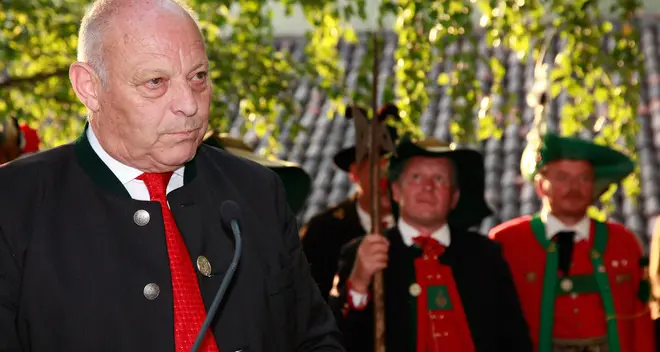 Schützen, Bolzano dimezza i contributi