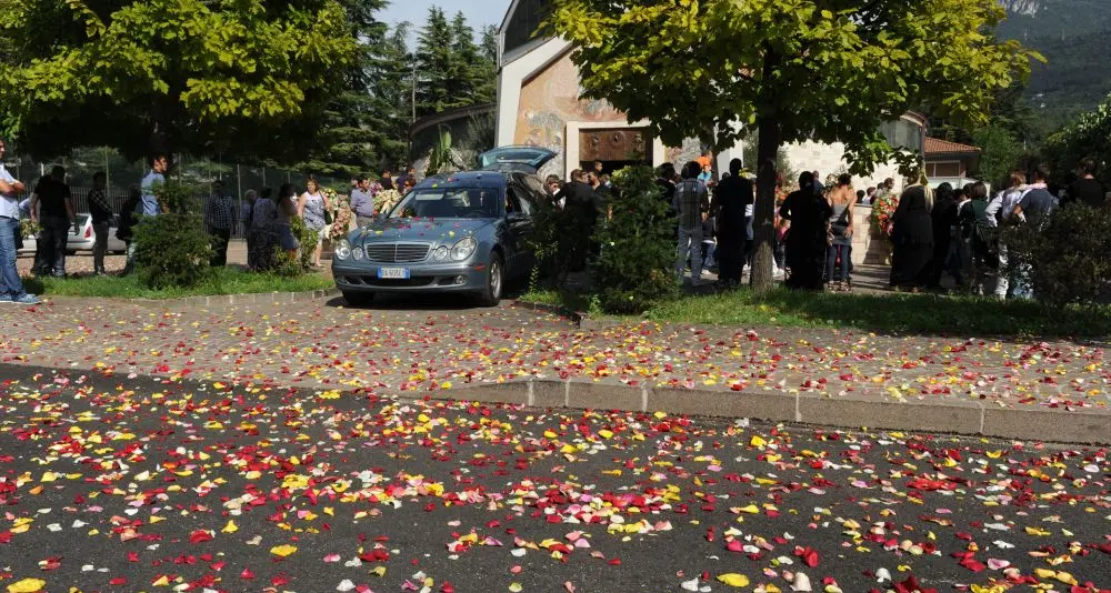 Petali di rosa dal cielo per la «regina» dei Rom