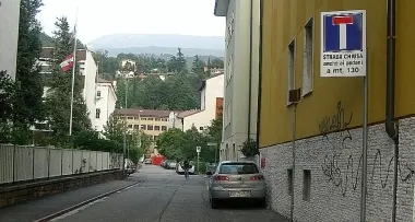«Strada chiusa ai pedoni», ma ora il cartello sparirà / SEGNALA
