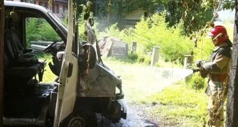 A 15 e 16 anni incendiano un furgone col petardo
