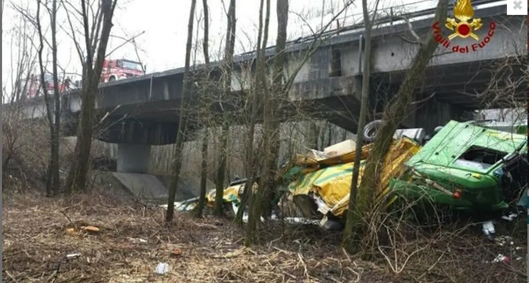 Vola con il tir dal viadotto: miracolato