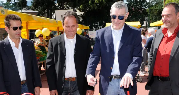 Apre il mercato, assalto alle bancarelle