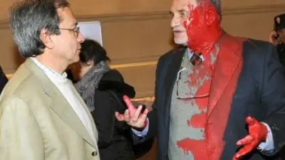 Il professor Toniatti colpito dalla vernice (Foto Panato)