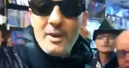 Fiorello dedica l’ «edicolafiore» a Chico Forti: il VIDEO