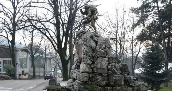 Pesca le monetine «della fortuna» dalla fontana dell’Alpino