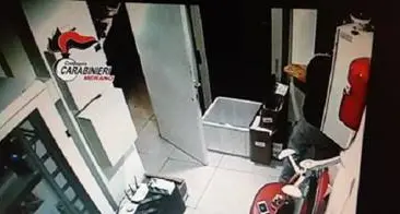 Merano, rapina in sala giochi: cassiera tenta il placcaggio