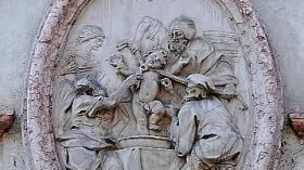 Il bassorilievo che raffigura il presunto martirio del Simonino