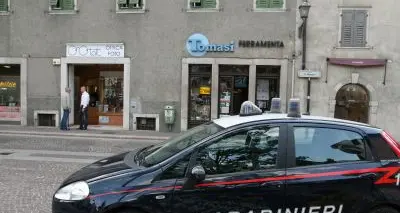 Rapinatore armato di cacciavite in un negozio di ottica di Mezzolombardo