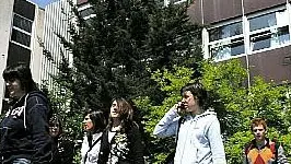 Studenti all\\'uscita dell\\'istituto Fontana di Rovereto