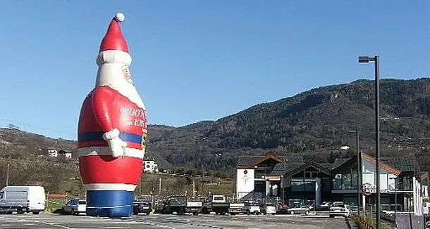 Civezzano, petizione dei residenti\"No al Babbo Natale gonfiabile\"