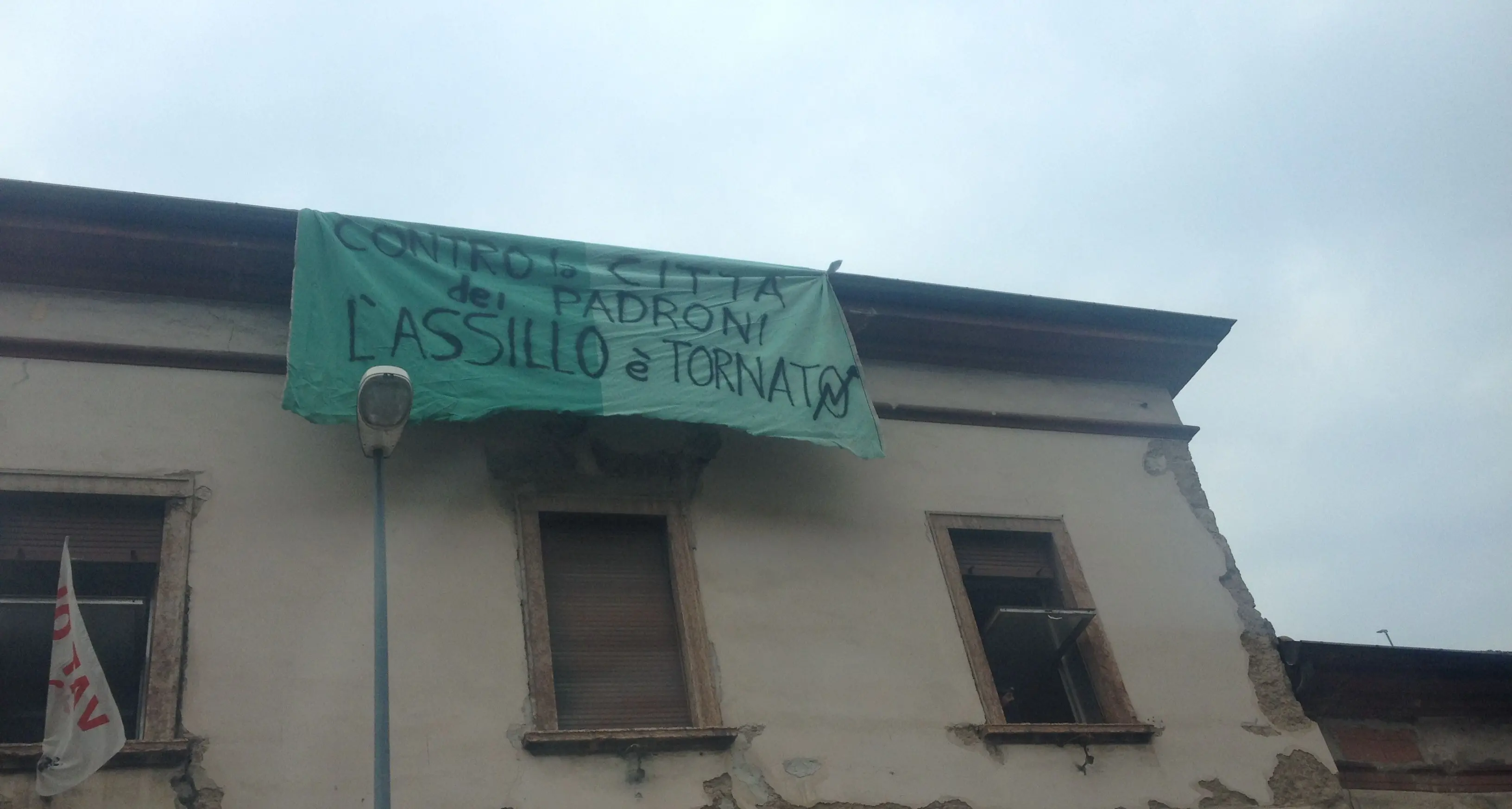 Blitz anarchico: rioccupato l'ex asilo