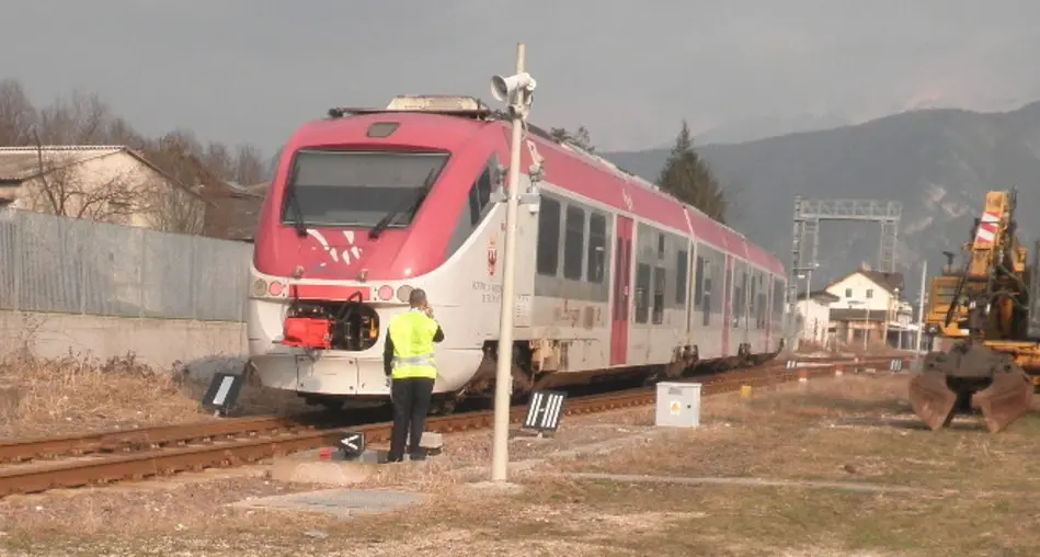 Lo scambio dei binari si aziona a mano