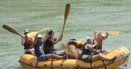 Trento: gruppo di scout lombardiscende lungo l'Adige in gommone