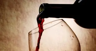 Il vino rosso? Invecchia prima in casa che in cantina