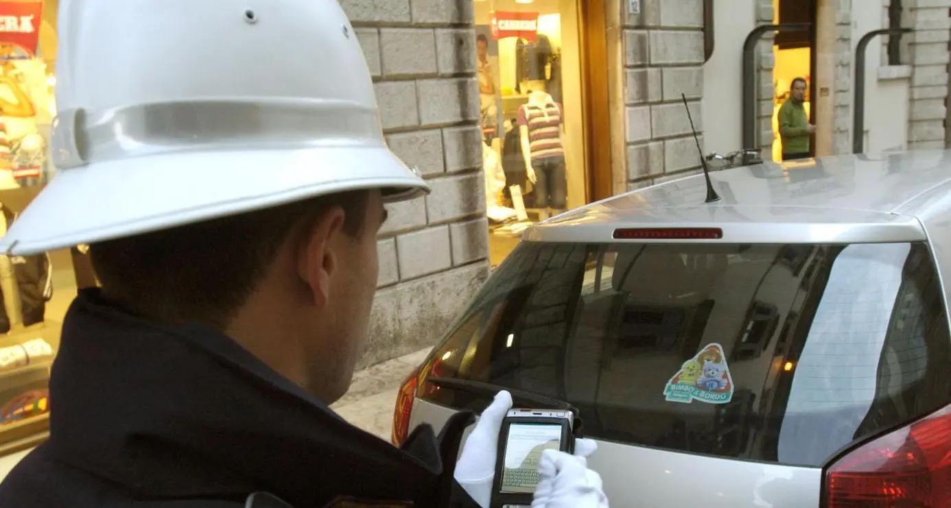 Picchiò un vigile urbano: deve pagare 16mila euro
