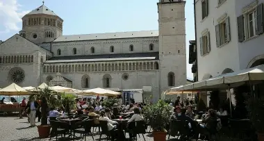 Trento: blitz dei vigili sui tavolini, baristi arrabbiati